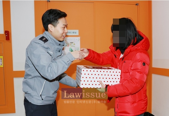 경찰이 크리스마스선물을 전달하고 격려하고 있다.(사진=울산지방경찰청)