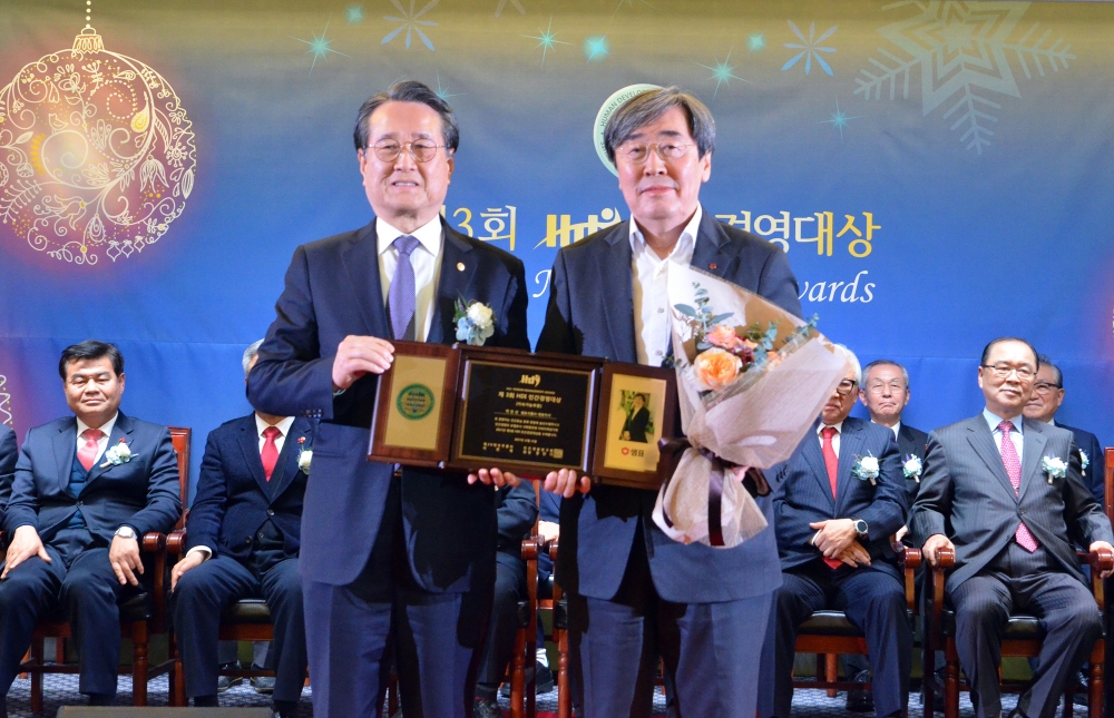 샘표 박진선 대표가 ‘제3회 2017 HDI 인간경영 대상’ 시상식에서 지속가능 부문 대상을 수상했다.