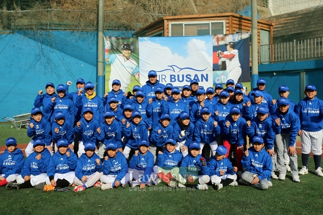 야구꿈나무들이 이대호 선수와 함께 기념촬영을 하고있다.(사진=에어부산)