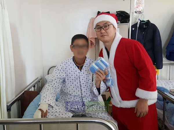 환자에게 크리스마스선물을 전달하고 쾌유를 기원하며 기념촬영.(사진=영도병원)