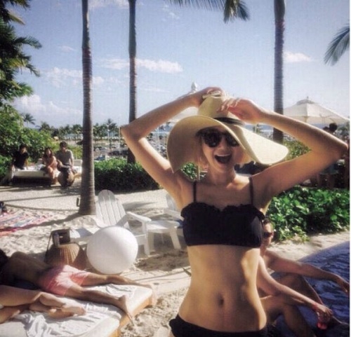 고준희, 검정 수영복 입은 채 탄탄한 S라인 선보여