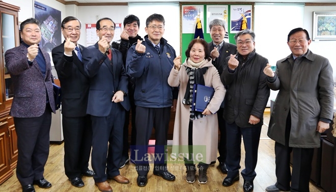 교정위원 6명에게 표창패를 수여하고 손사랑을 표시하며 기념촬영.(사진=대구교도소)