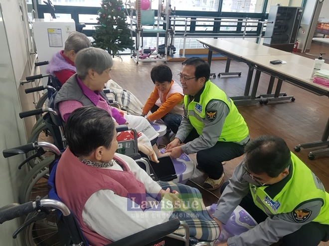 경남경찰이 어르신 발마사지를 하며 담소를 나누고 있다.(사진=경남지방경찰청)