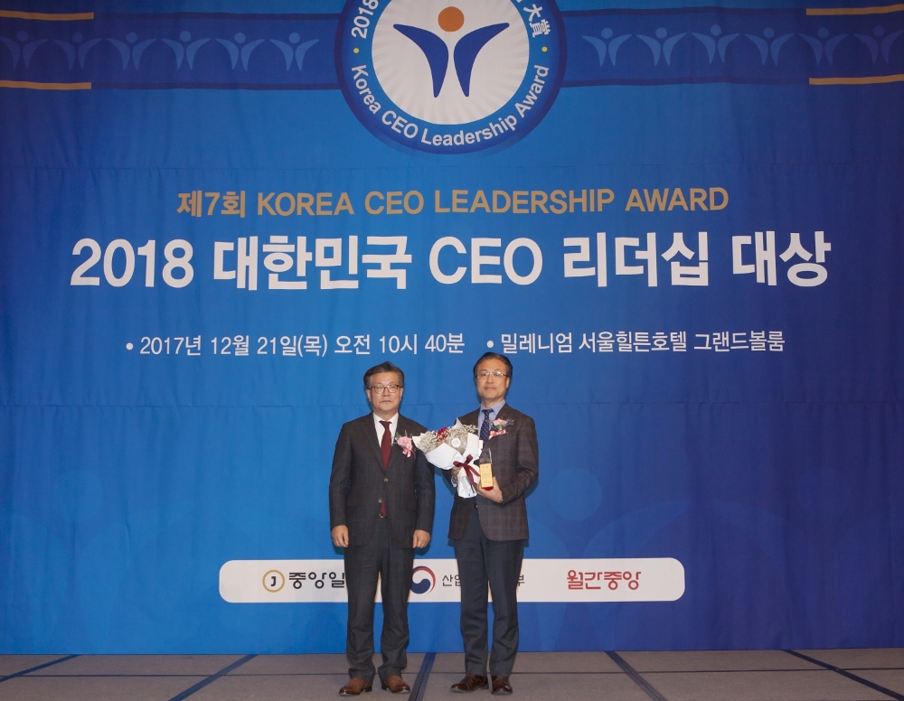 지난 21일, 토니모리 윤영로 부사장(우)이 ‘대한민국 CEO 리더십 대상’을 대리 수상했다.(사진=토니모리)
