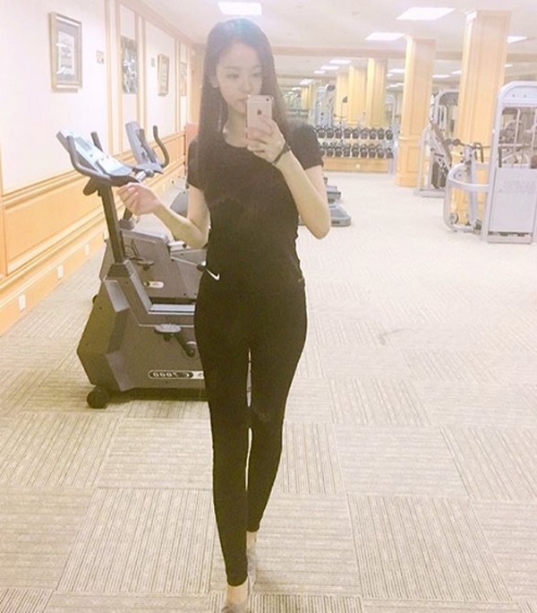 강한나, '블랙의상 노출 없이도...완벽한 고속도로 다리라인 뿜뿜'