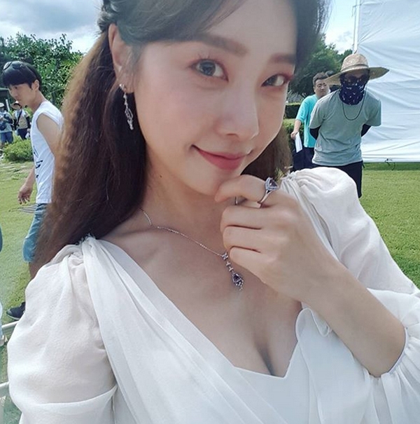 소진, '흰 드레스 입고 여신미 뿜뿜...부러질 듯 가녀린 쇄골'