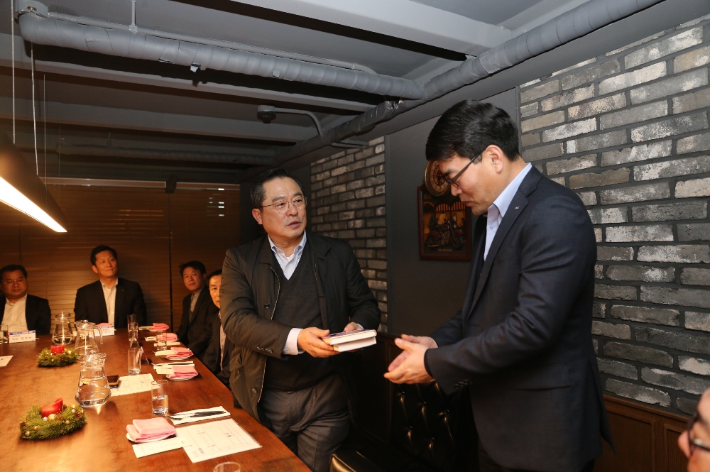 . 26일, 구자열 LS그룹 회장(左)이 LS전선 부스덕트 사업부 김우태 이사에게 신규임원을 대표해 '불타는 투혼' 책을 선물하고 있다. (사진=LS그룹)