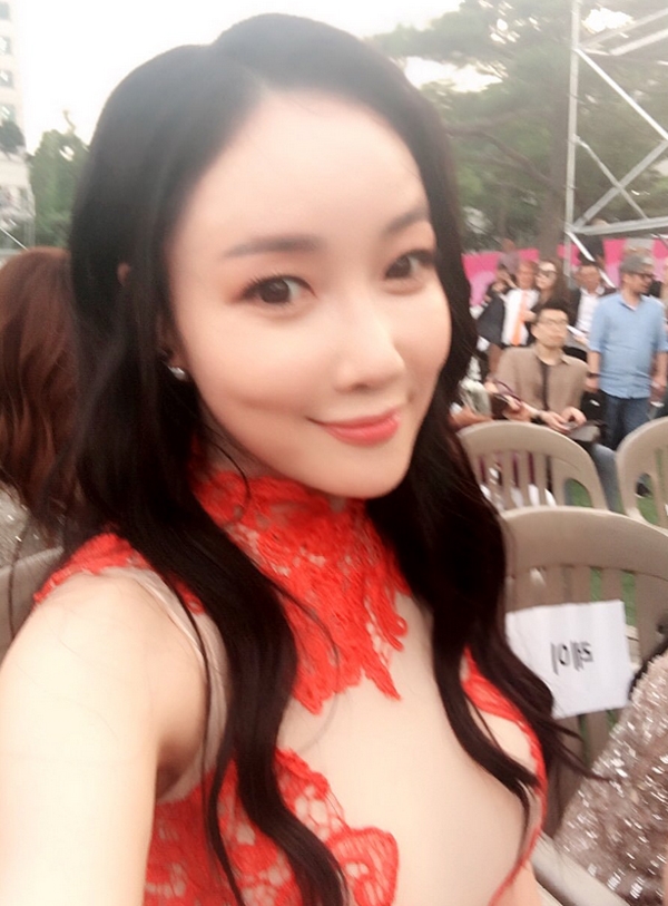 낸시랭, '누드톤-레드드레스 매칭...긴 웨이브 늘어뜨린 고혹적인 매력'