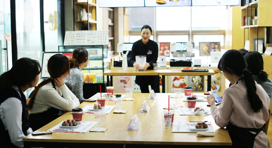 메리딸기 원데이 클래스 (사진=요거프레소)