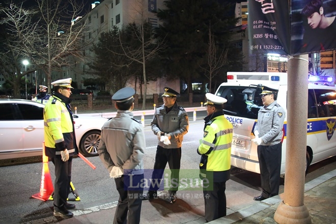 이용표 경남경찰청장이 음주단속 현장 경찰관의 노고를 치하하고 있다.(사진=경남지방경찰청)