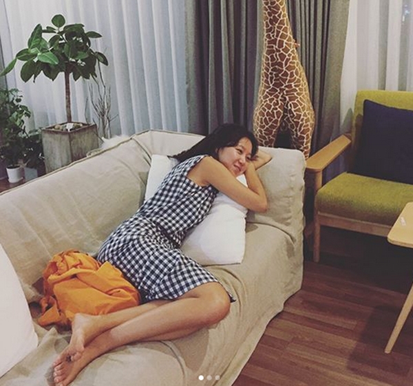 공효진, '쇼파에 누워 수수한 모습...쭉 뻗은 가녀린 젓가락 라인'