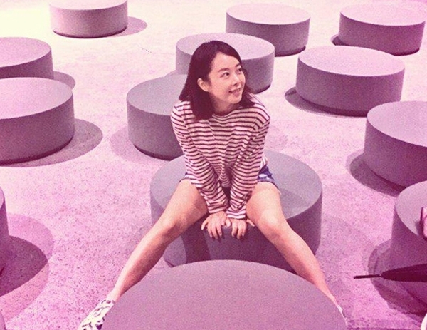 신지수, '단발머리 수수한 차림...쭉 뻗은 가녀린 젓가락 라인'