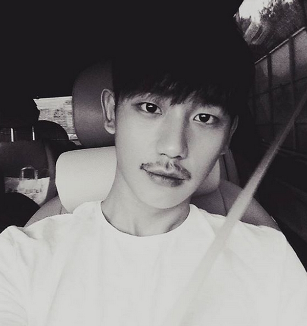 정해인, '콧수염 기른 채...또 다른 매력발산 '야성미 물씬'