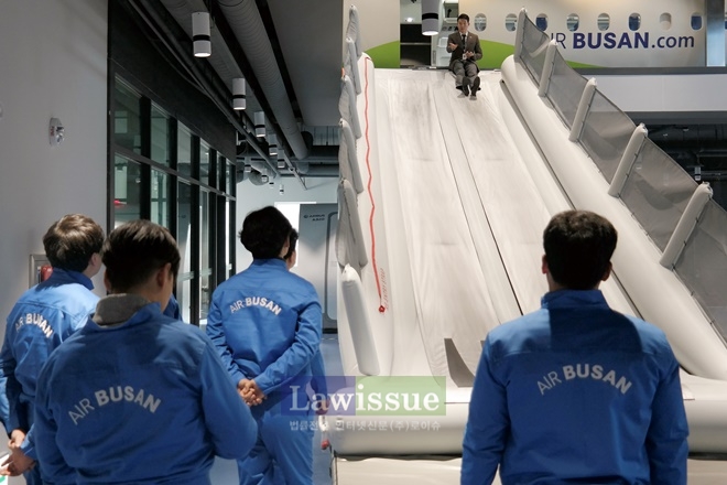 소방관 대상 비상상황 교육에서 에어부산 안전 교관이 비상탈출 슬라이드에 대해 설명하고 있다.(사진=에어부산)