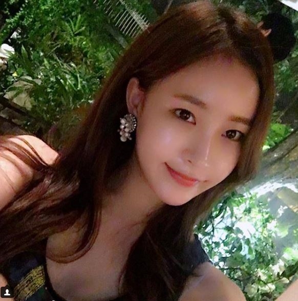 '그저 감탄만' 이예나, 나시티 입고 잡티없는 피부 뽐내...여리여리한 팔뚝까지