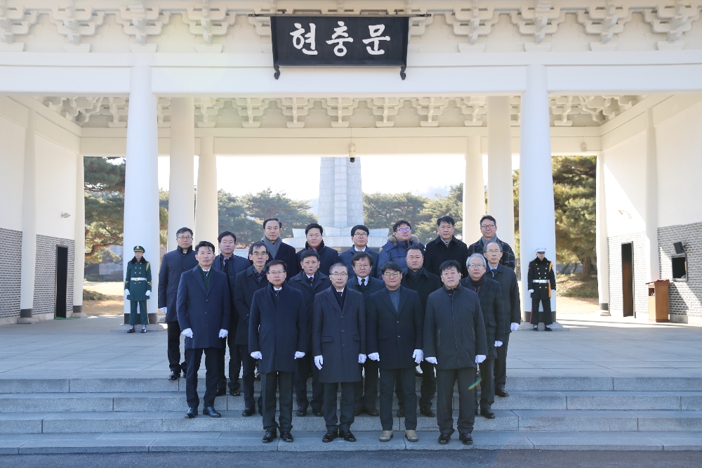 현충문에서 서부발전 노사대표 단체(앞줄 왼쪽부터 김동섭 기술본부장 , 정영철 사장직무대행, 유승재 서부발전노조위원장, 송재섭 신성장사업단장). (사진=한국서부발전)