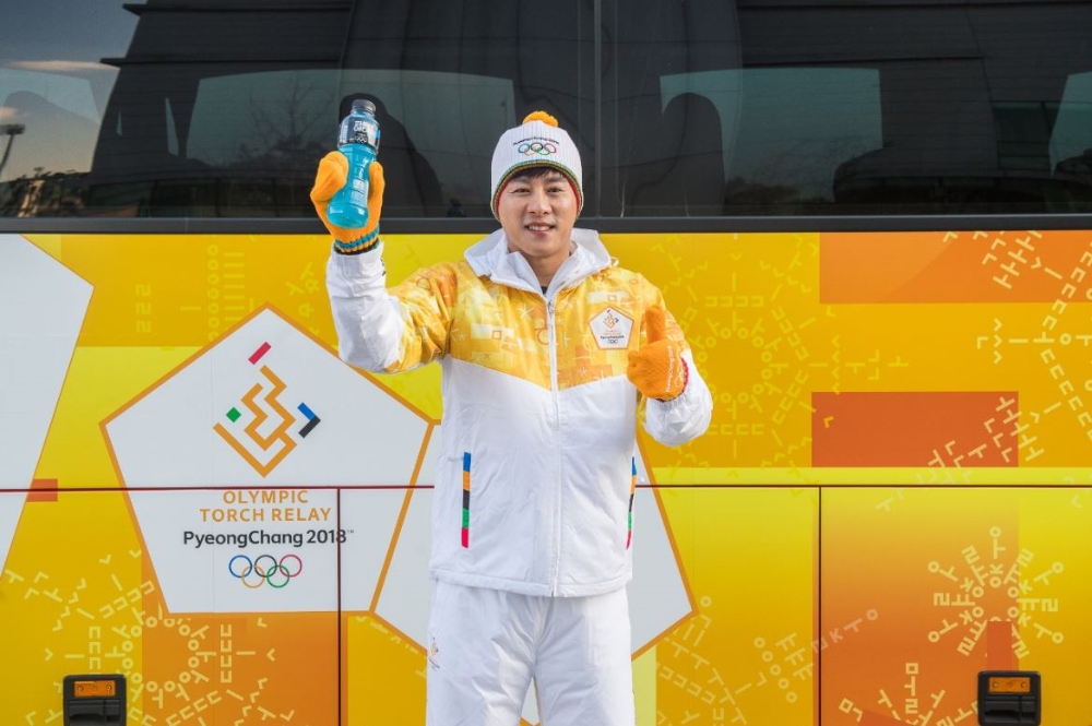 지난 11일, 스포테이너로 활약중인 우지원이 2018 평창동계올림픽 성화봉송 진행하고 있다. (사진= 파워에이드)