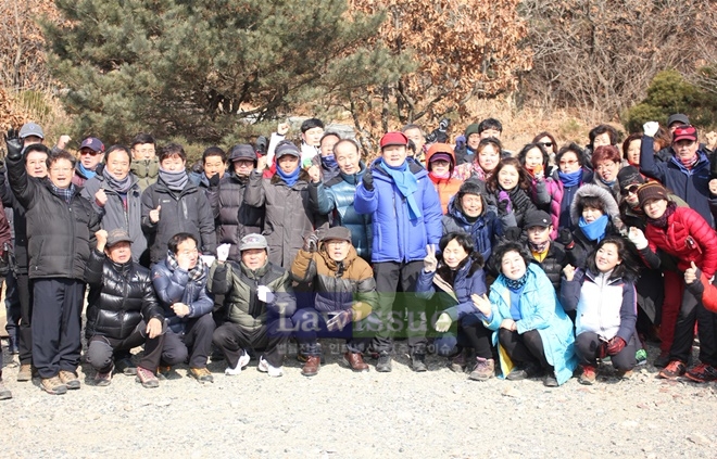 온라인 지지모임 밴드 ‘김일권과 어울림 양산’ 회원들이 천성산에 올라 단합과 우의를 다지며 기념촬영.(사진=김일권 전 시의장)