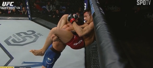 강경호, '밀리다 갑자기 올라 타더니....화려한 새해 첫 승전보'