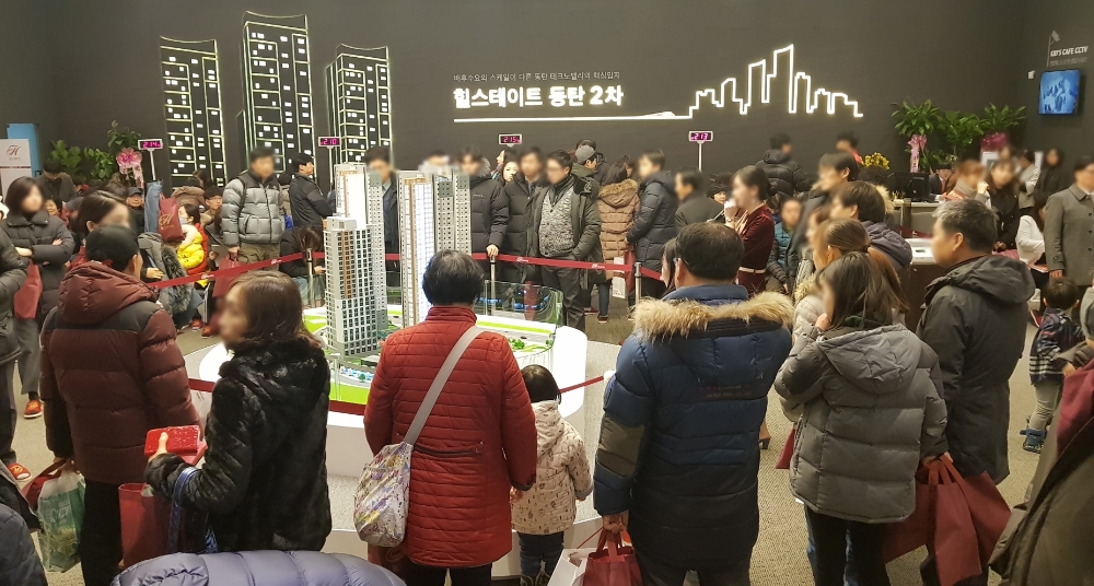 힐스테이트 동탄 2차 관람객들. (사진=현대건설)