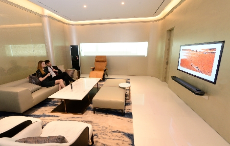 LG전자 모델들이 대항항공 퍼스트클래스 라운지 스위트에서 LG 시그니처 올레드 TV W를 감상하고 있다. 사진=LG전자 제공