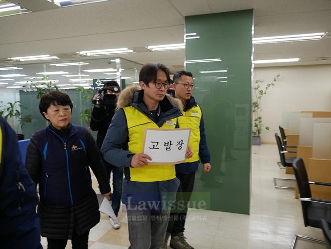 전수찬 지부장 등이 고발장을 접수하러 가고 있다.(사진=마트노조)
