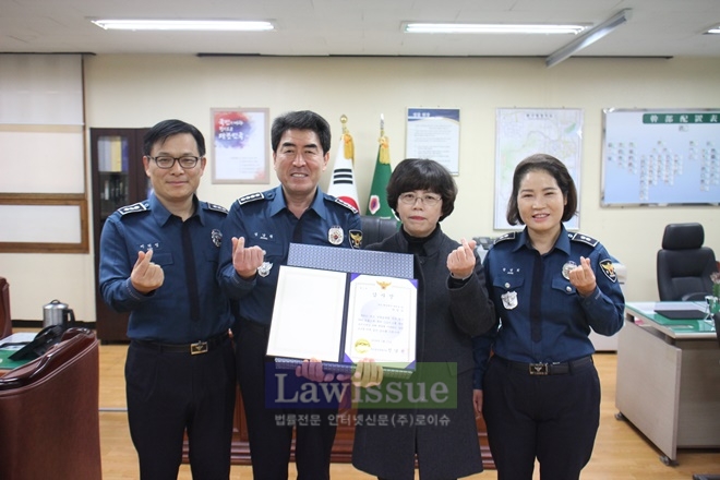 정남권 서장 등이 감사장을 전달하고 기념촬영을 하고 있다. (사진=부산지방경찰청)