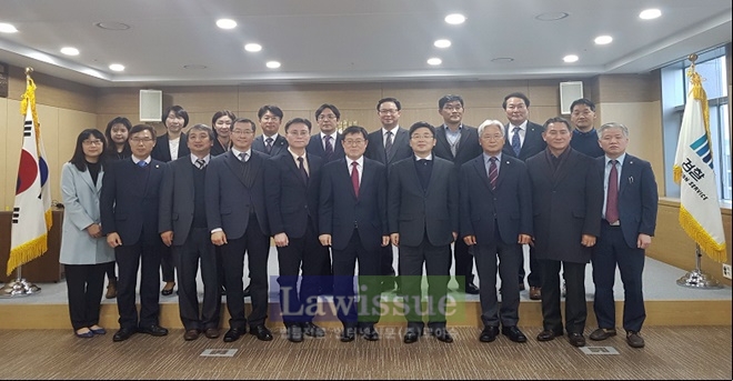 형사상고심의위원회 위촉식을 갖고 기념촬영을 하고 있다.(사진=울산지방검찰청)