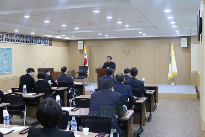 오연천 울산대 총장이 울산지검 간부들을 상대로 특강을 하고 있다.(사진=울산지방검찰청)
