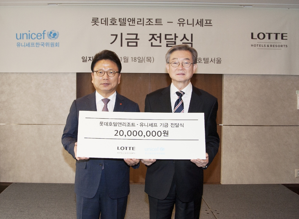 18일 롯데호텔서울에서 열린 ‘롯데호텔앤리조트-유니세프 기금 전달식’에서 김정환 대표이사(왼쪽)과 유니세프한국위원회 서대원 사무총장(오른쪽)이 기념 촬영을 하고 있다.(사진=호텔롯데)