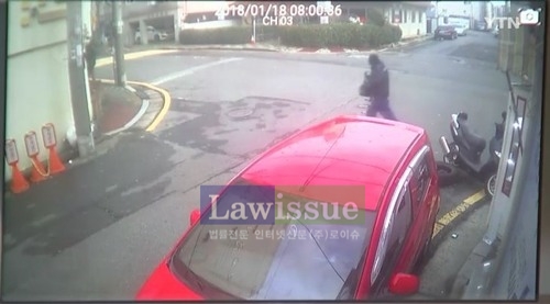 '붙들리자 어리둥절 한' 새마을금고 강도, 폐쇠회로 화면 속 모습 보니