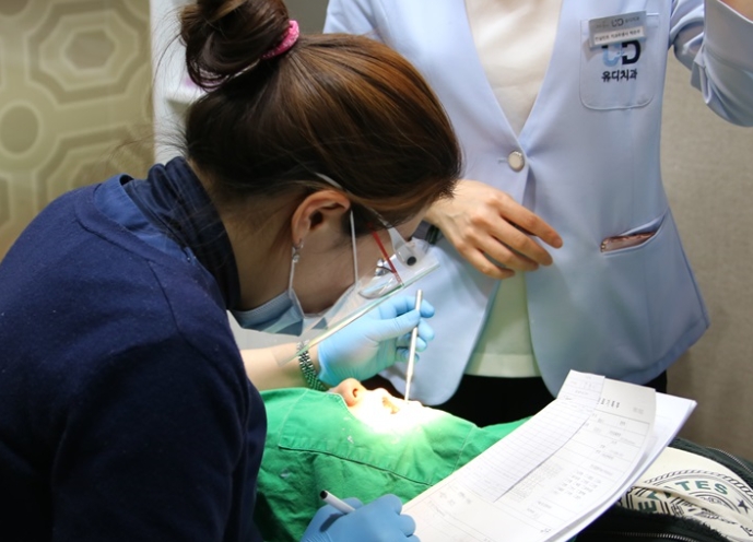 유디치과의 ‘우리동네 이 밝은 세상’ 대상자로 선정된 강 양(17세)이 구강검진을 받고 있다. (사진=유디치과)
