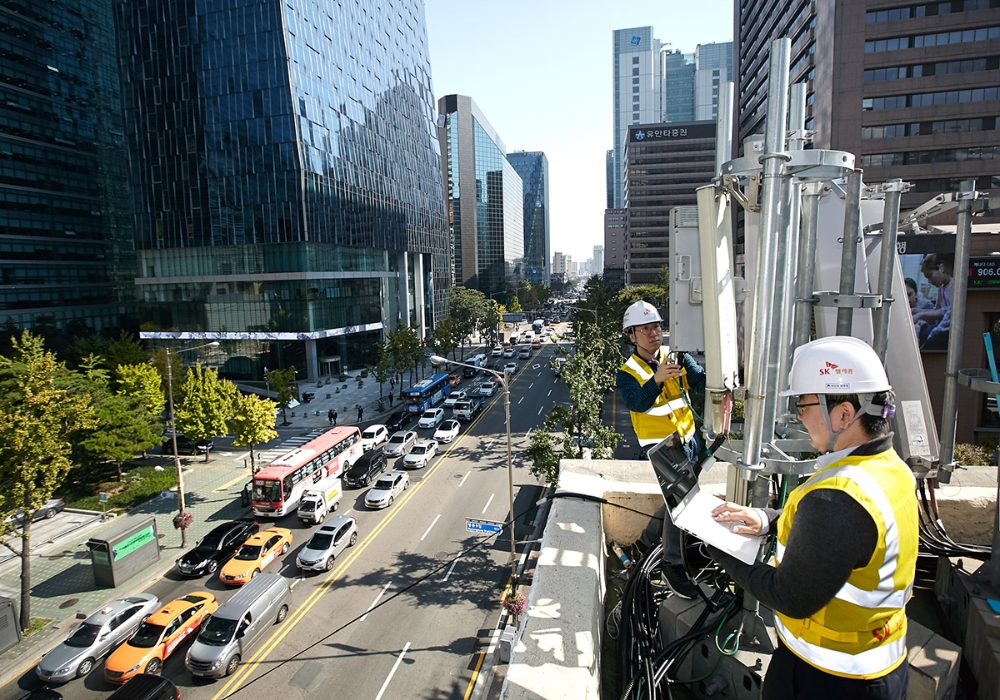 SK텔레콤 5G연구원들이 ‘을지로 5G 시험망’에서 5G 기지국을 테스트하고 있는 모습.
