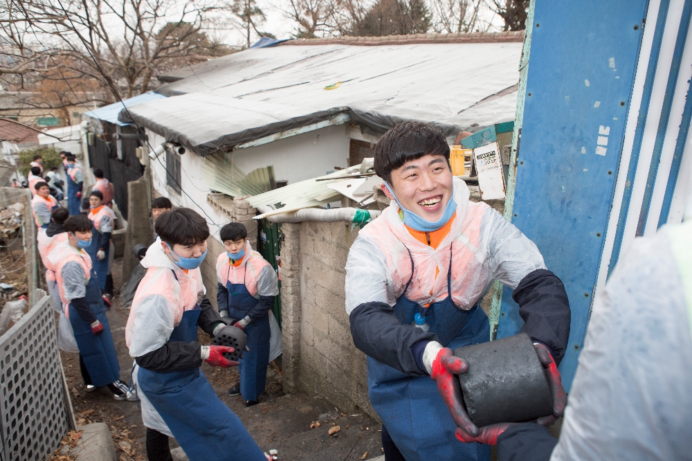 현대건설과 현대엔지니어링 소속 2018 신입사원들이 연탄을 나르고 있는 모습.(사진=현대건설)