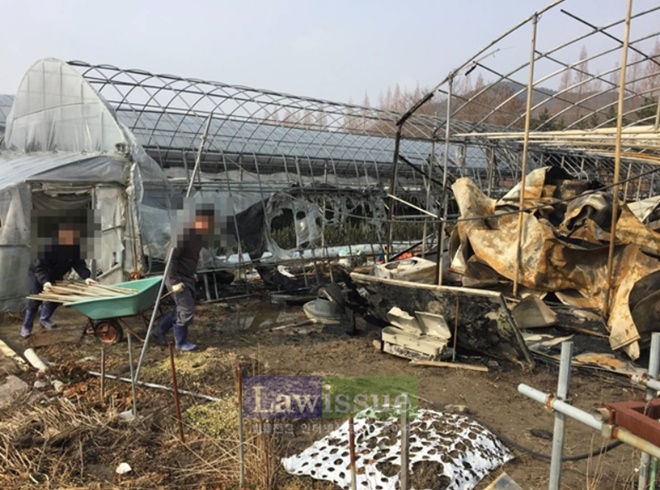 사회봉사명령대상자들이 화재피해 현장 복구를 돕고 있다.(사진=창원준법지원센터)