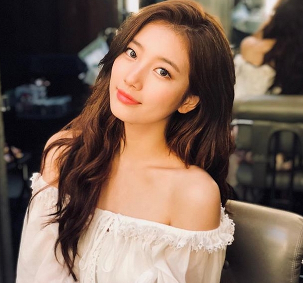 수지, '부러질 듯 가녀린 쇄골...환한 여신미모 인형인줄'