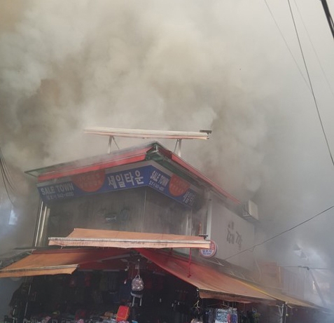 의정부 제일시장 화재, 바람 영향 여의치 않았지만...소방당국 총력