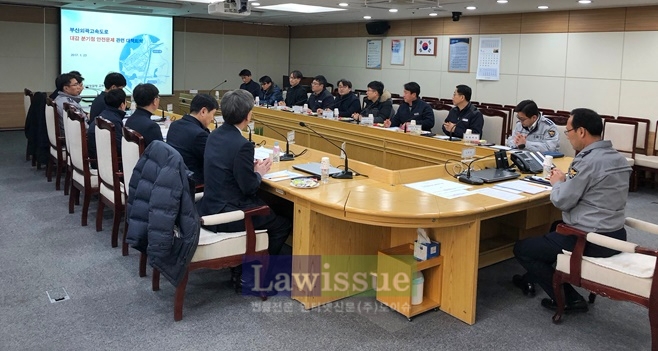 ‘부산외곽 순환고속도로’ 전체 구간 개통을 대비, 합동안전대책을 논의하고 있다.(사진=부산지방경찰청)