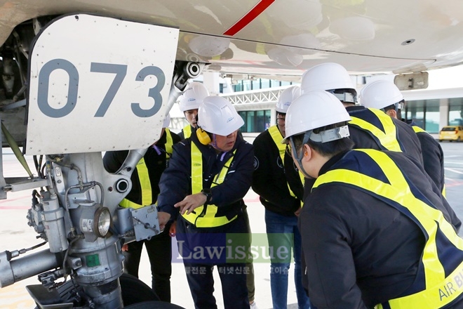 항공정비 현장 실습 교육이 진행되고 있다.(사진=에어부산)