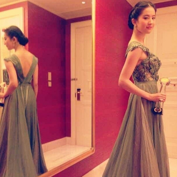 유역비, '단아한 롱 드레스...우아함 속 부러질 듯 가녀린 라인'