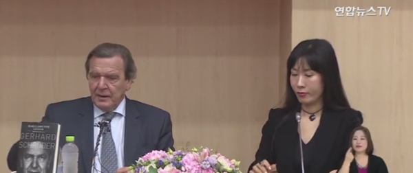 슈뢰더 전 독일 총리, 올 가을 김소연 씨와 부부된다!...관계 공식화 선언