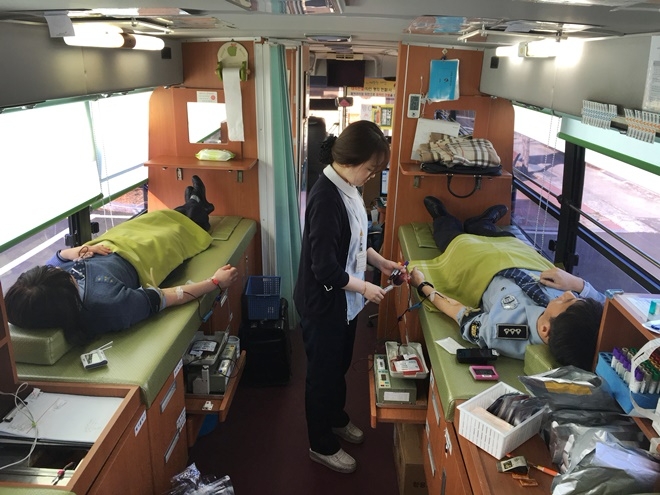 부산교도소직원들이 헌혈에 동참하고 있다.(사진=부산교도소)