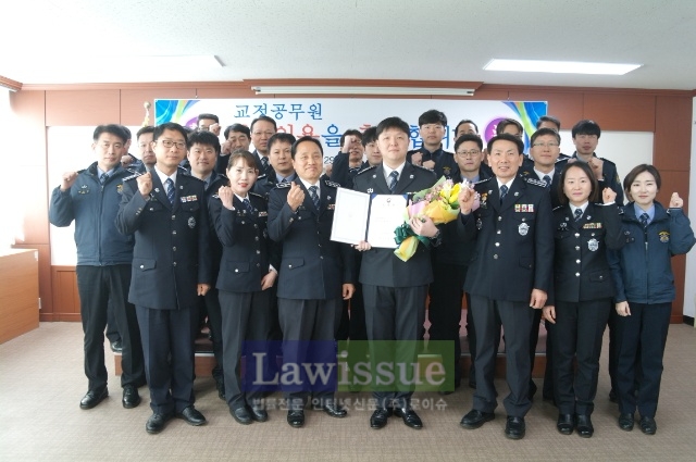 신규 교정공무원 임용식을 갖고 기념촬영을 하고있다.(사진=울산구치소)
