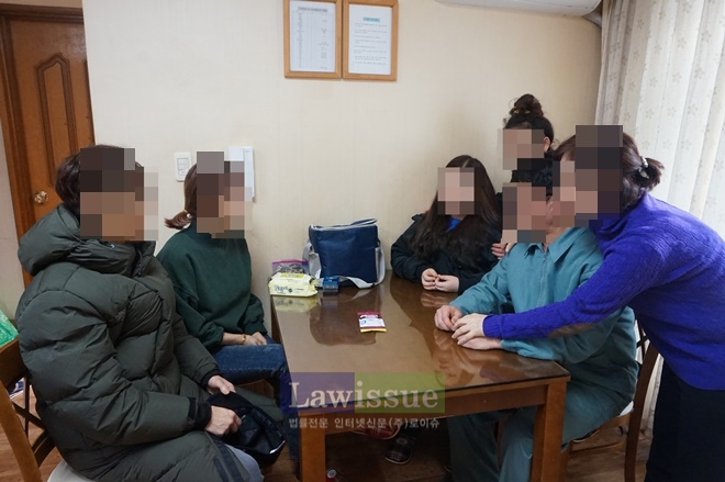 모범수형자가 가족만남의 집에서 가족들과 시간을 보내고 있다.(사진=대구교도소)