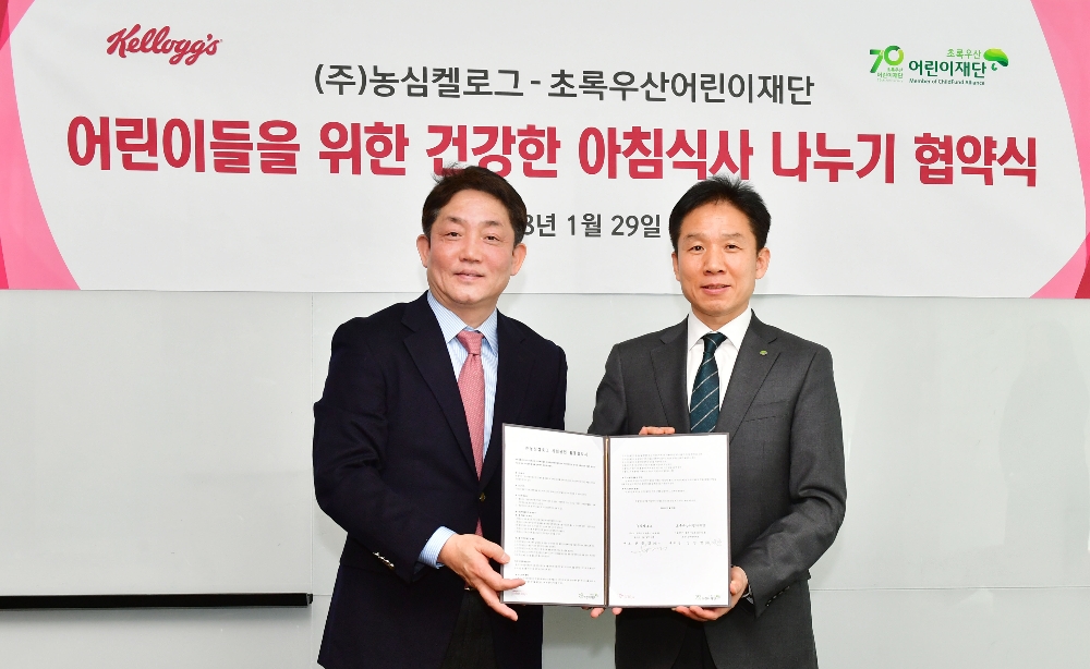29일, ㈜농심켈로그 서울 본사에서 ㈜농심켈로그 한종갑 대표이사/사장과 정원만 초록우산 어린이재단 부회장이 보육원 아동 지원사업 협약(MOU)을 체결하고, 국내 아동양육시설을 대상으로 하는 건강한 식사 나눔 활동을 전국으로 확대해 나간다고 밝혔다.(사진=농심켈로그)