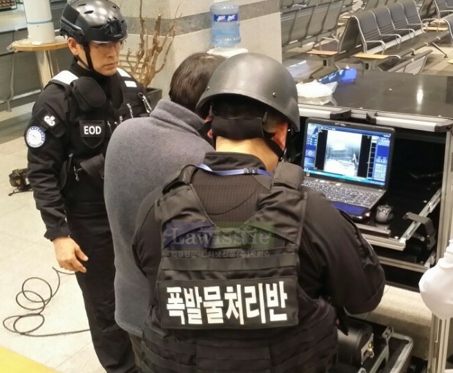 부산항국제여객터미널 출국장 앞에서 부산항보안공사 폭발물처리반 등 유관기관이 의아물체를 X-RAY 판독하고 있다.〈사진=항만경찰대)