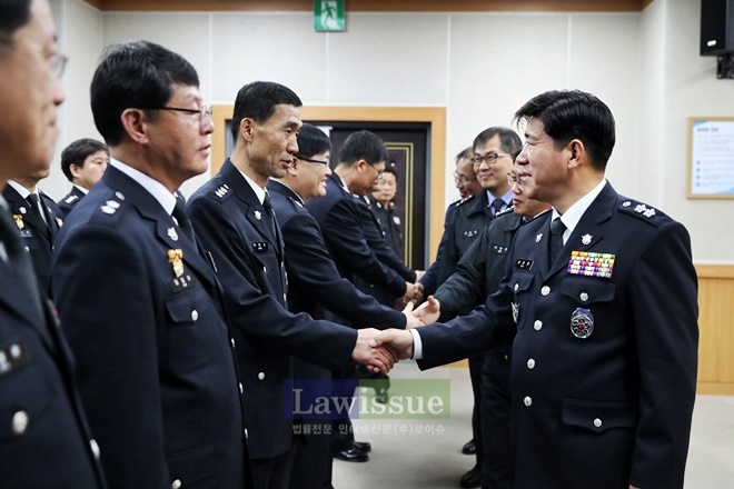 류춘열 남해해경청장(사진우측)을 비롯한 주요 간부가 경정·경감급 전출입 신고자들과 인사를 나누고 있다. (사진=남해지방해양경찰청)