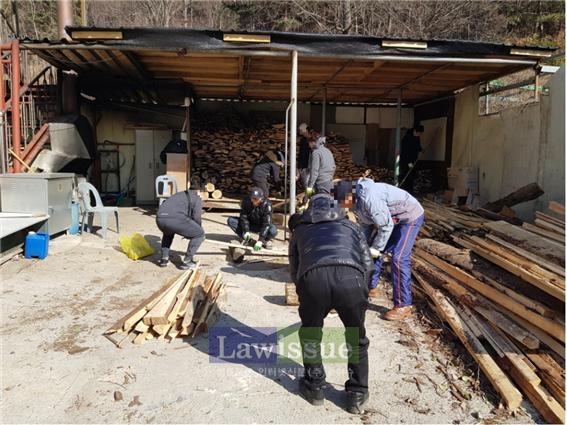 유락원에서 사회봉사활동을 펼치고 있다.(사진=포항준법지원센터)
