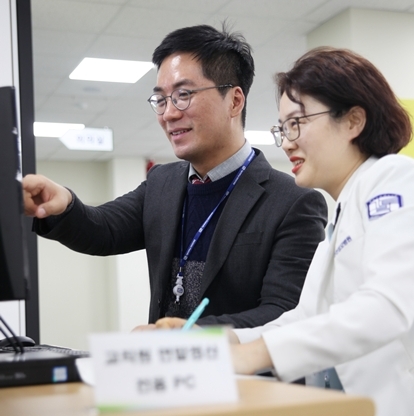 가톨릭대 인천성모병원 재무경리팀 직원이 환자 상담 업무로 바쁜 의료진을 위해 연말정산 컨설팅을 진행하고 있다. (사진=인천성모병원)