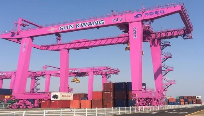 인천신항 SNCT에 설치된 6단 9열의 ARMGC 장비. (사진=인천항만공사)